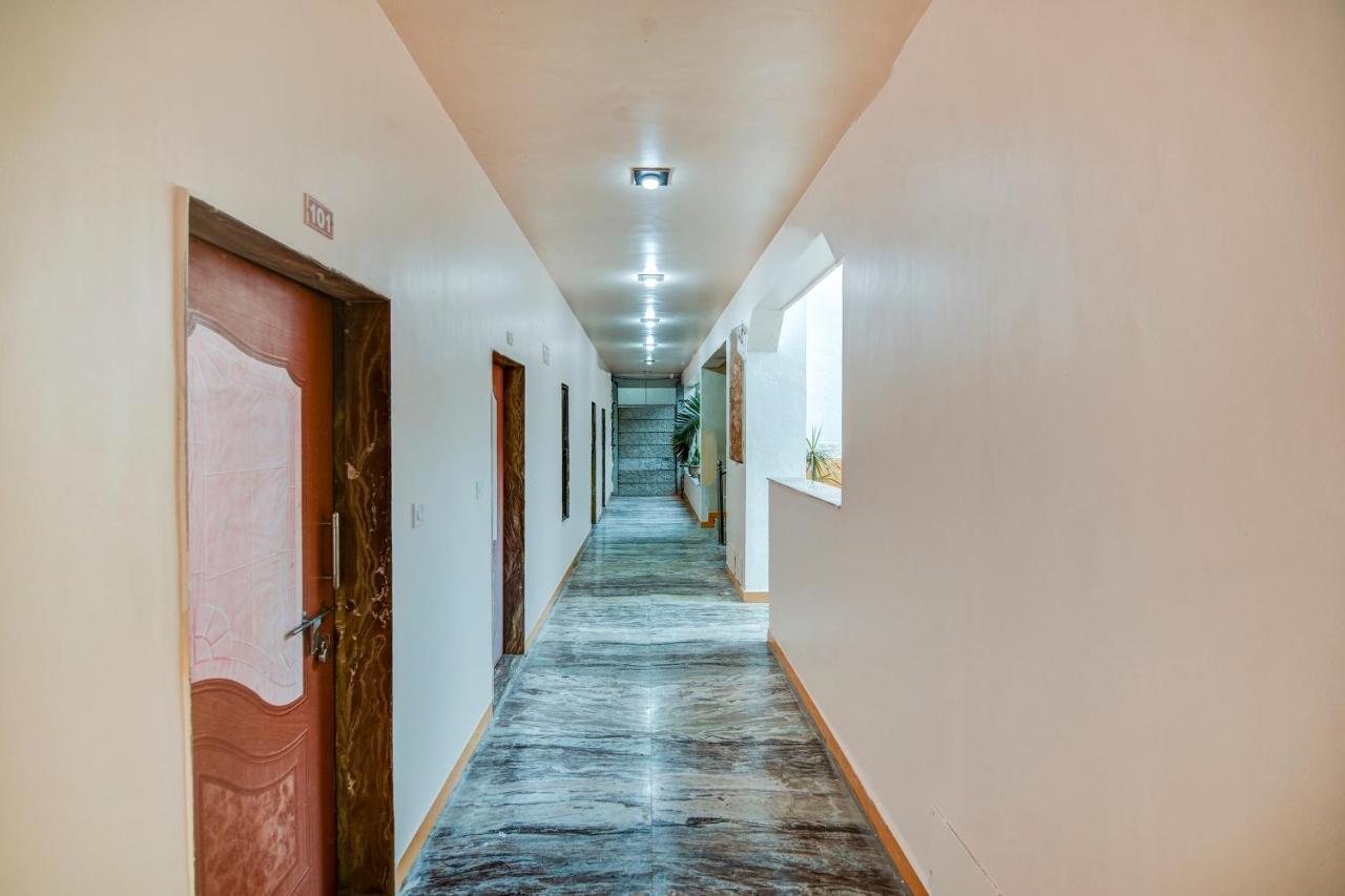 Oyo 65247 Hotel Akshay Garden Ширді Екстер'єр фото